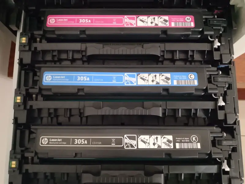 Cartouches de toner HP 305A en place dans une imprimante laser couleur