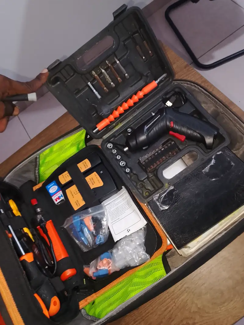 Trousse à outils ouverte : tournevis, visseuse, pinces et accessoires
