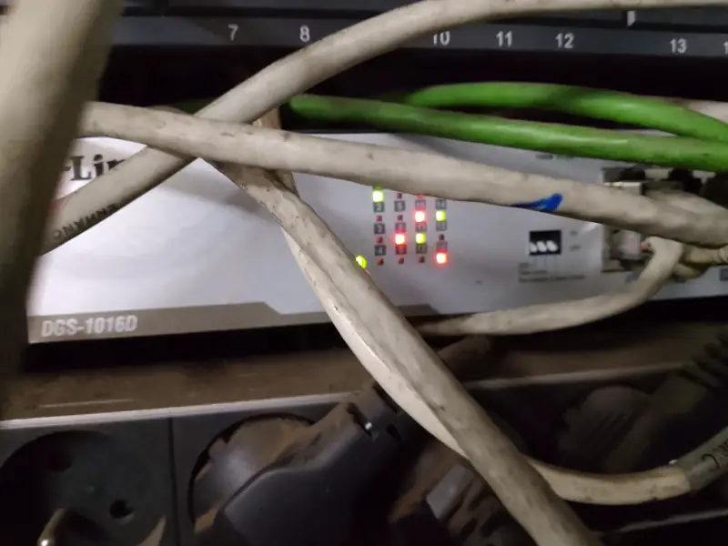 Commutateur réseau D-Link avec câbles Ethernet branchés