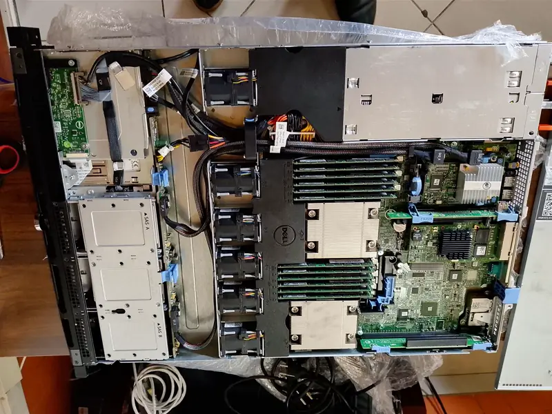 Serveur Dell PowerEdge ouvert, barrettes mémoire et ventilateurs visibles