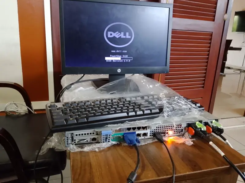 Serveur Dell en rack branché, écran de démarrage PowerEdge