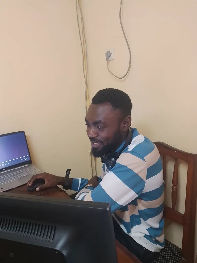 Technicien souriant travaillant sur un ordinateur de bureau